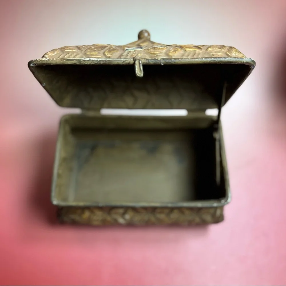 Vintage 90’s Metal Distressed Rustic Keepsake Box